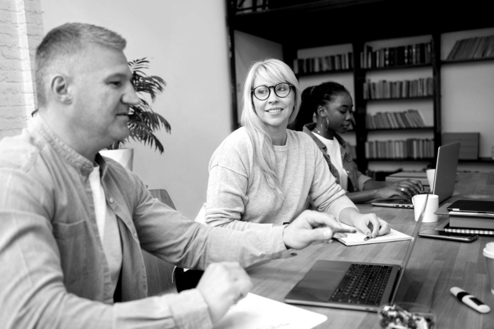 Intensive Schulungssituation mit praktischen Übungen